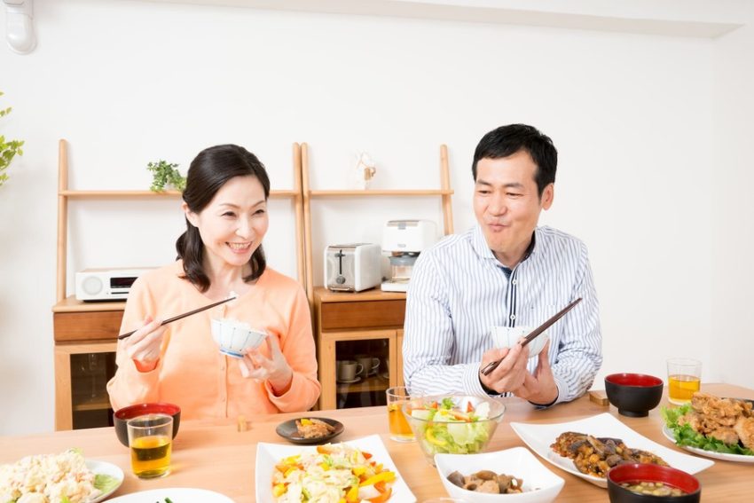 ご飯を食べる夫婦