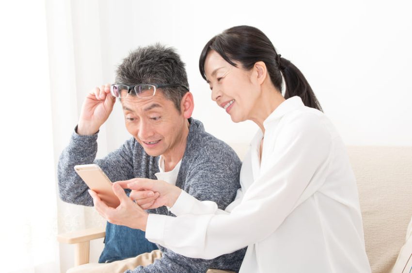 メガネをかける男性と一緒にいる女性